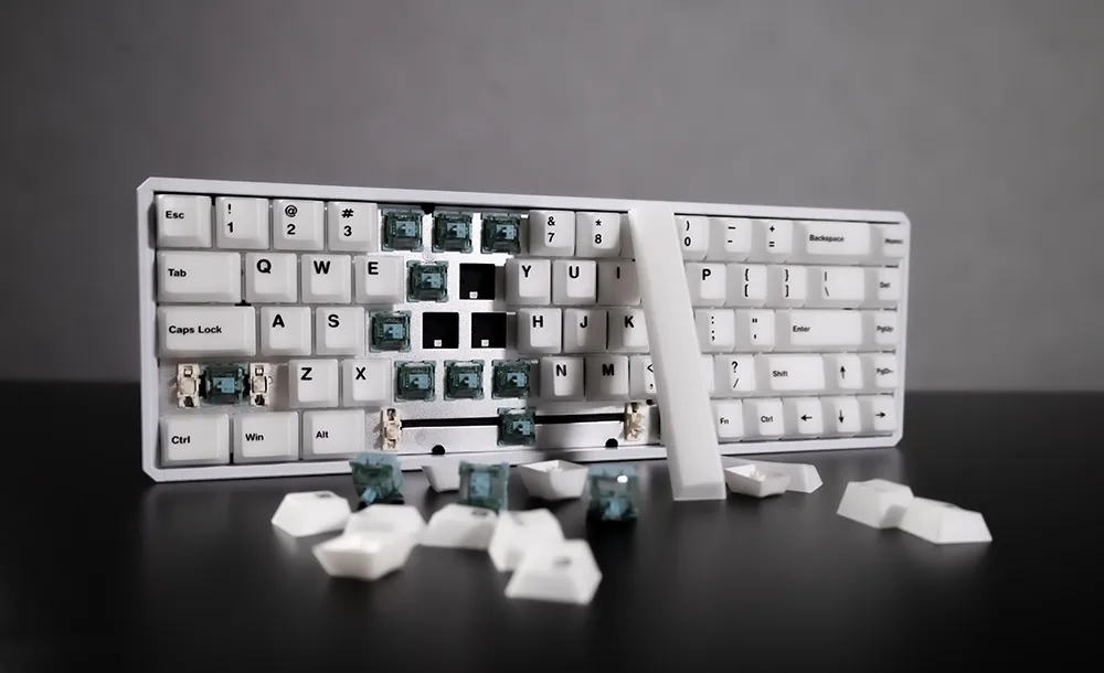 Akko MOD68 HE bela žična Hall Effect gejming tastatura sa izvađenim magnetnim prekidačima